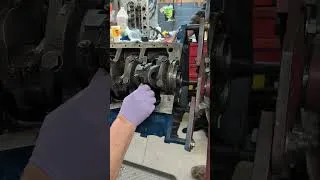 Bronco 1977 Installing Pistons #automobile #mechanic #tools #engine